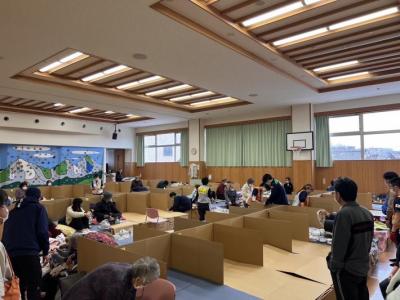 避難所内部にパーテーションで区画を区切ってる