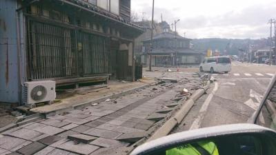 市街地の被災して歩道がでこぼこになっている