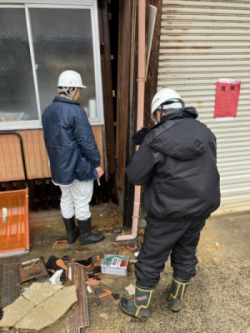 調査員が被災家屋の調査を実施している