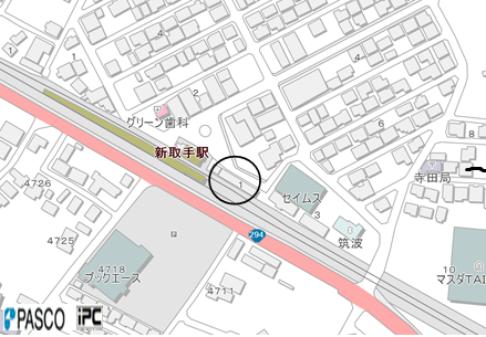 新取手駅駅舎の東側にある三階建ての建物が自転車駐車場。現在は3階部分は開放していない。