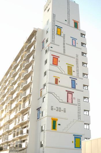 壁面に扉と階段、はしごが描かれている。