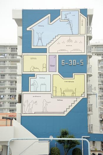 各部屋の断面的な絵が描かれているアート