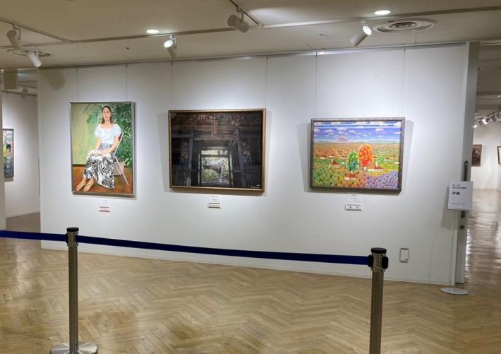 昨年度市展の会場のようす。近くの壁面に絵画作品が3点展示されています。