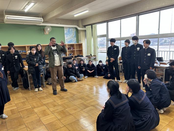 ジャスチャーをする外国出身者とそれを当てる回答者の学生たち