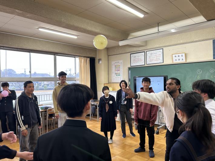 風船をたたく外国出身者
