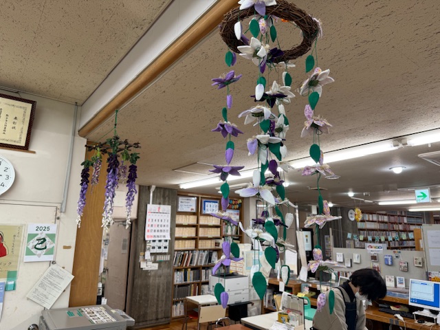 藤の花とてっせんの花のつるし飾りの写真