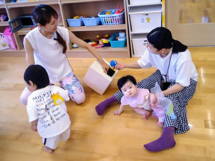 ボールをくじびきのように引く様子
