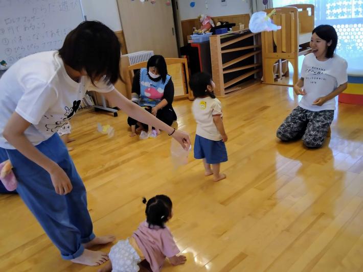ビニール袋にテープを張ったもので遊んでいる様子