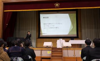 講演会で中学生に夢について語るさくらまやさん