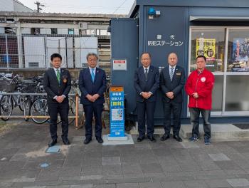 空気入れそばに並ぶ男性たち