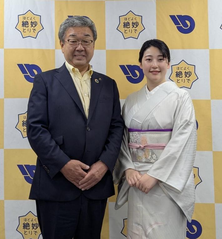 着物を着た女性とスーツを着た男性が並んでいる