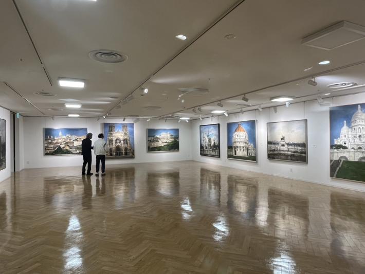 大型の絵画が複数壁に飾られている