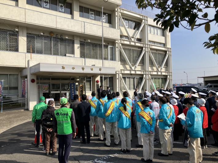 黄緑や水色のジャンパーを着た街頭キャンペーンの参加者たち