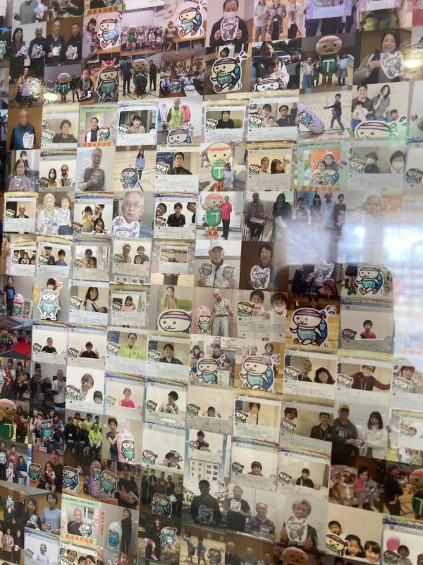 小さな写真が集められ、並んでいる