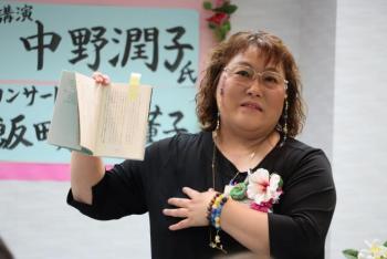 女性が冊子を持って話している