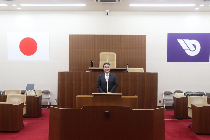 大分県議会日本維新の会の三浦由紀議員が取手市議会議場で記念撮影をしている様子