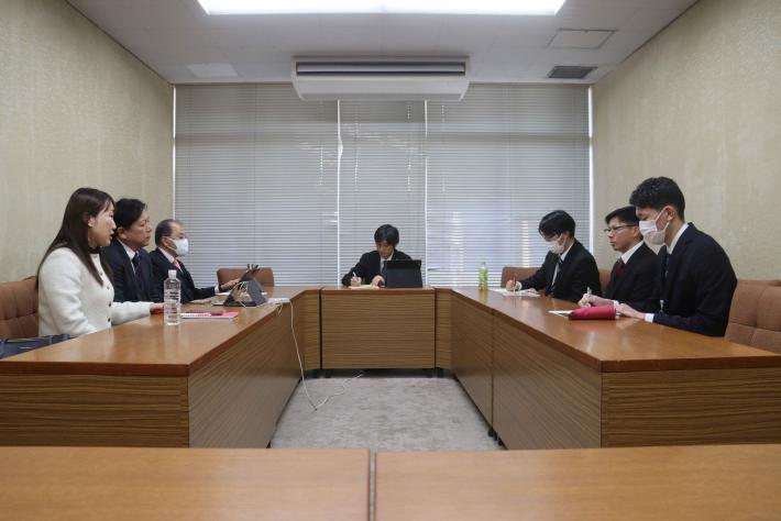 建設経済常任委員会の委員らと所管課の新規採用職員らが意見交換をしている様子
