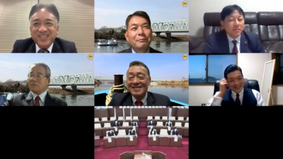 7分割された画像。6人の男性建設経済常任委員と議席に座る新規採用職員が映る。