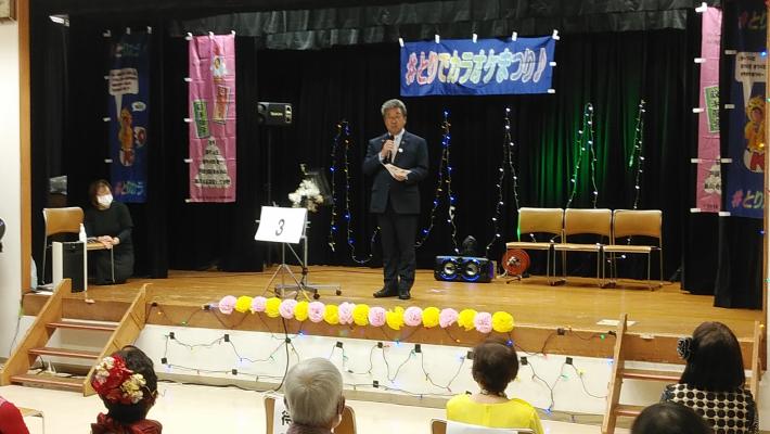 ホールのステージ上で挨拶をする市長