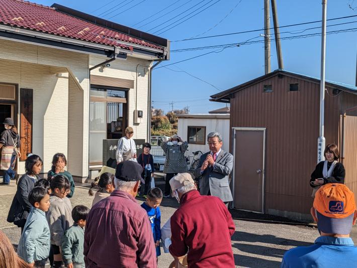 集会所の前で挨拶をする市長