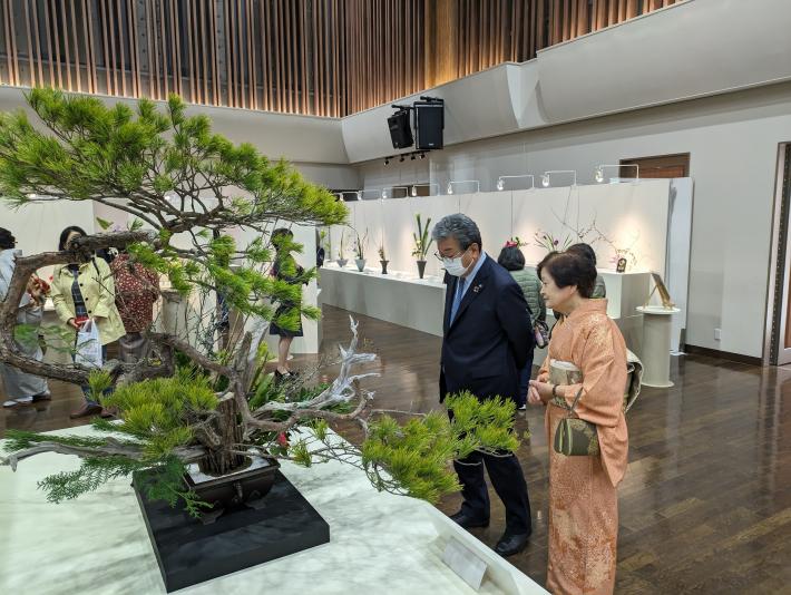 展示作品を鑑賞する市長と着物姿の女性