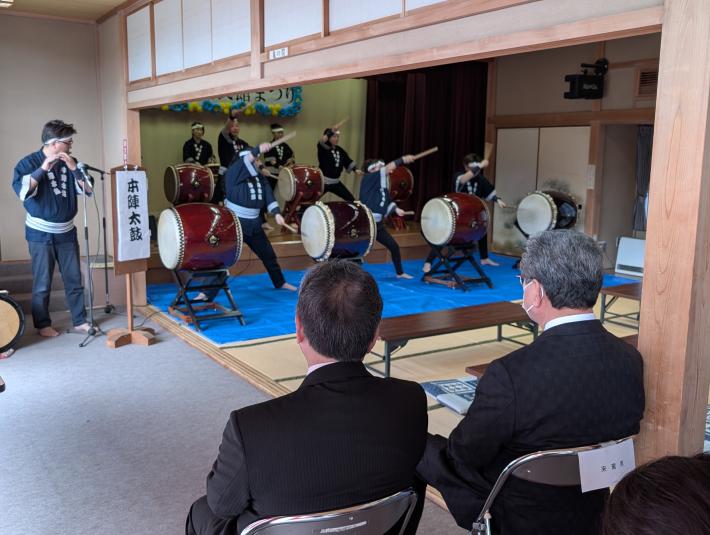 着座で太鼓の演目を鑑賞する男性たち