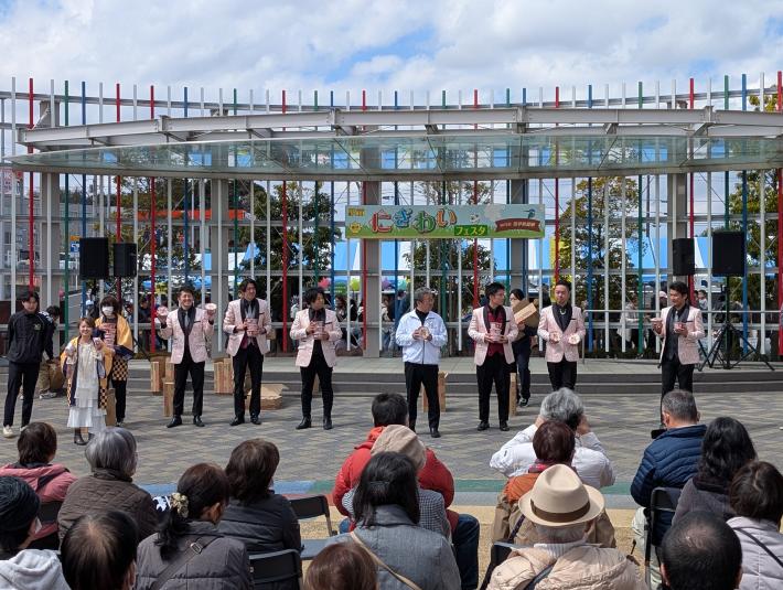 ステージ前で横並びになる衣装を着た男性たち