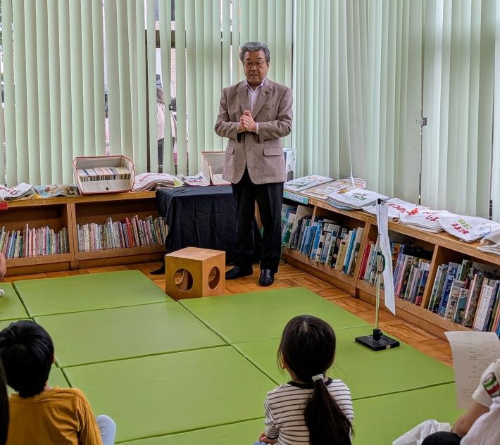 図書館にて児童の前で挨拶をする市長