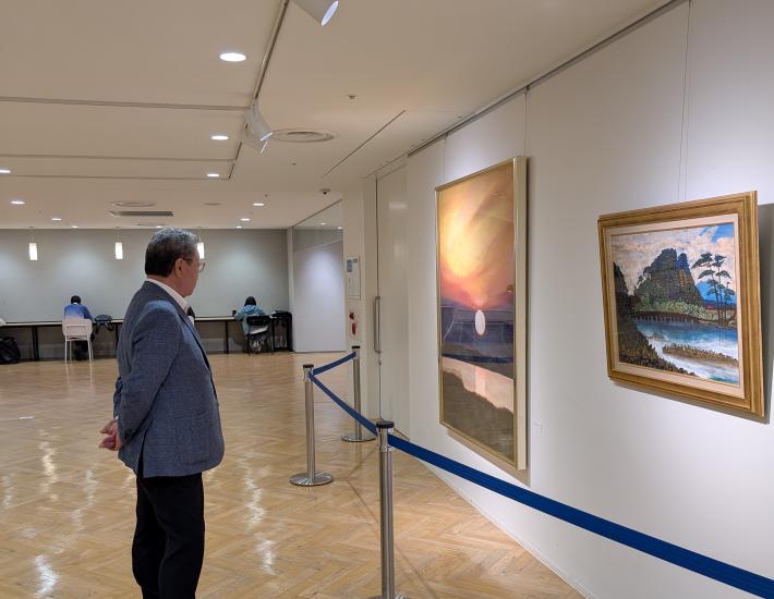 市所蔵作品である絵画を見る市長