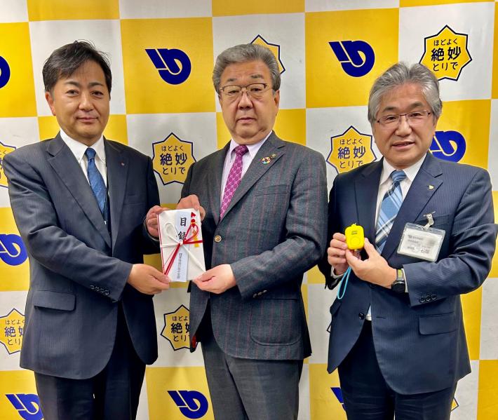 防犯ブザーの寄贈を受ける市長と常陽銀行の皆さま