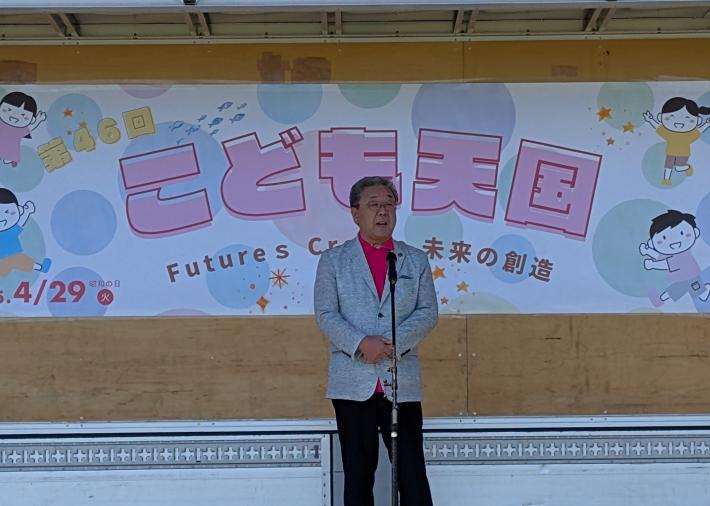 ステージ上にて挨拶をする市長
