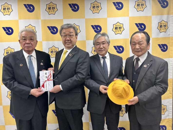 交通安全帽子の寄贈を受ける市長と茨城みなみ農業協同組合の皆さま