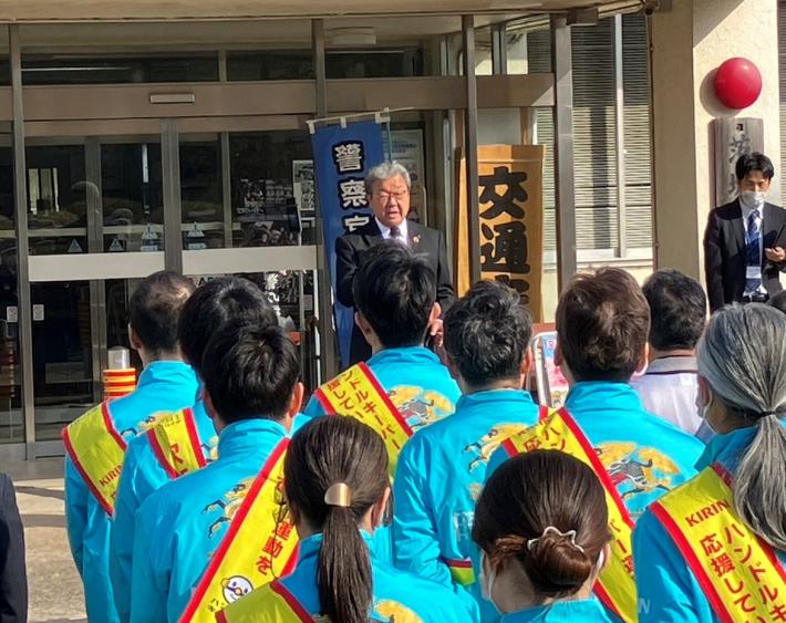 警察署の前で挨拶をする市長