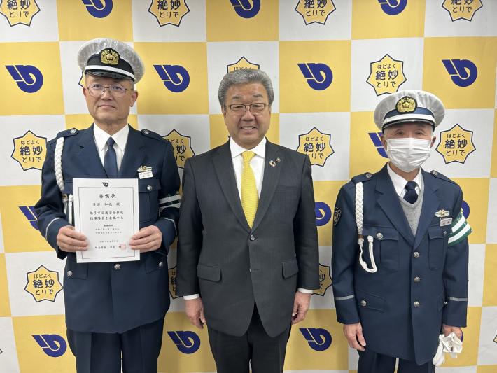委嘱状の交付を行った市長と取手市交通安全推進指導隊の皆さま