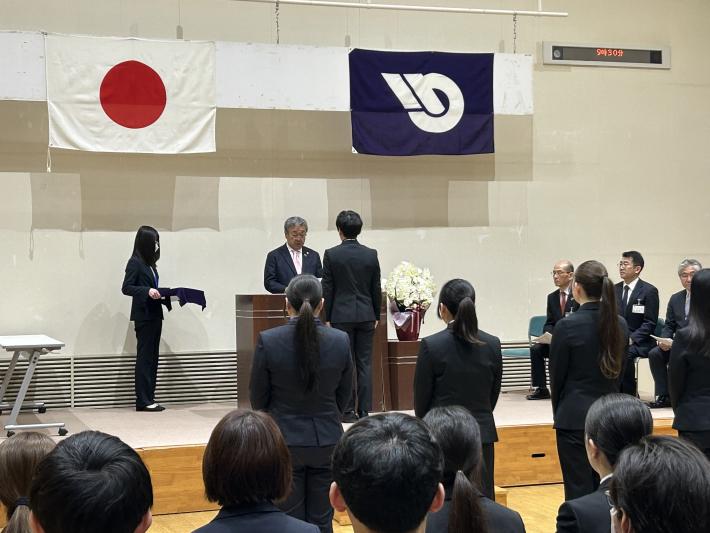 壇上にて職員に辞令を交付する市長
