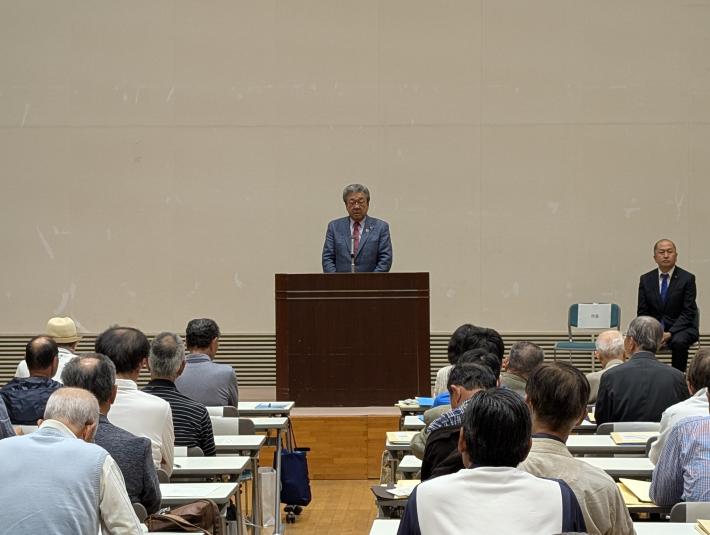 壇上にて市政協力員の前で挨拶をする市長