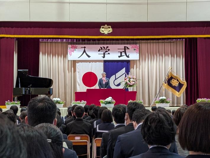 中学校の入学式にて壇上で挨拶をする市長
