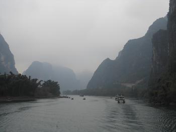 山間を流れる川の写真