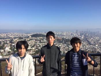 ツインピークスで記念撮影をする3人の男性の学生派遣団員