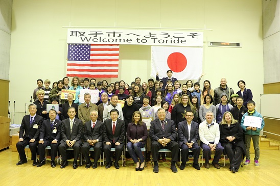 ユーバ市民訪問団と取手市民が集合写真に写っている様子