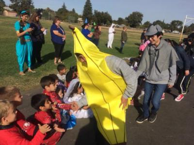 仮装をしてハロウィンパレードに参加する学生派遣団員