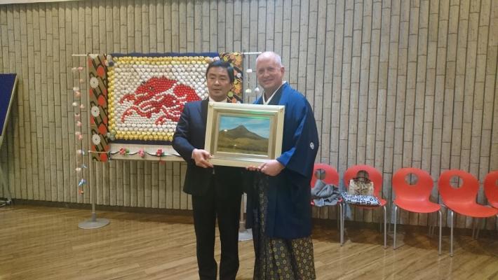 絵画をもつ取手市長とユーバ市長