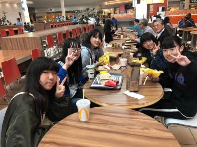 机を囲んで食事をとる5名の女子派遣団員