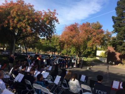 地元の学生演奏楽団とユーバ市派遣団