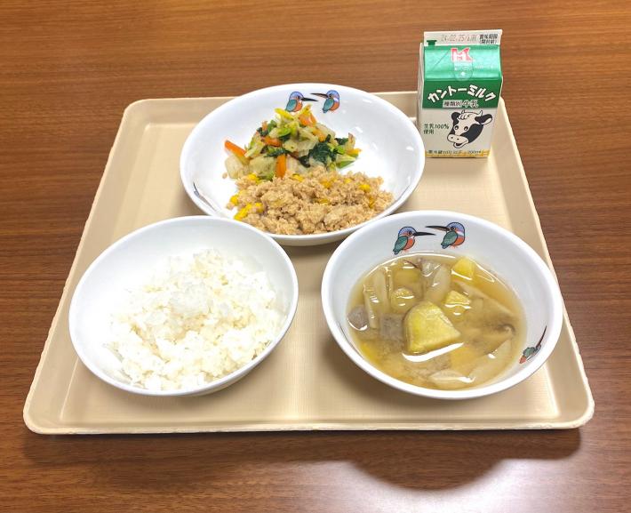 食品ロス削減献立。おからと肉で作ったそぼろ、ご飯、おひたし、みそ汁、牛乳がお盆にのっている。