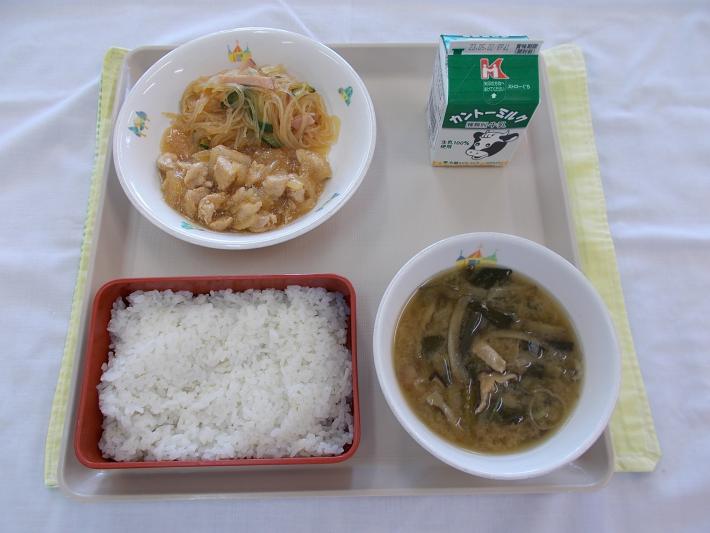 給食の献立。味噌汁と春雨サラダ、鶏肉がメインのおかずがお盆にのっている。