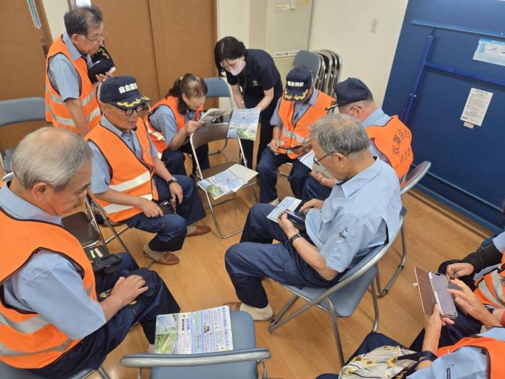 双葉地区の住民の皆さんのグループに、市職員が個別にスマホ操作の説明をしている様子