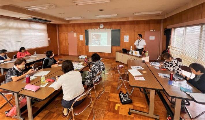 寺原女性学級でスマートフォンの使いかたを学ぶ参加者