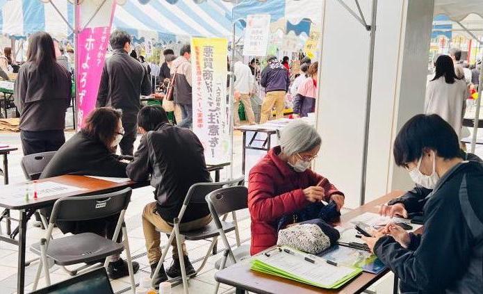 にぎわいフェスタに来た市民がスマホよろず相談のブースで相談する様子
