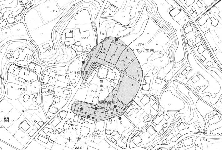 中妻貝塚の貝層分布復元図と発掘箇所の図